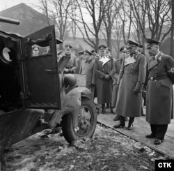 Нацистский офицер рассматривает захваченный советский автомобиль.