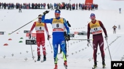 Казахстанский лыжник Алексей Полторанин на финише гонки Tour de Ski в Италии. 6 января 2018 года.