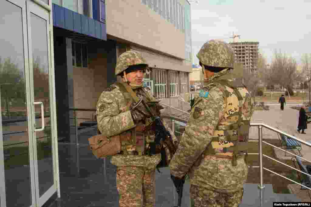 Солдаты из военного подкрепления взяли под охрану административное здание. Актау, 21 декабря 2011 года.