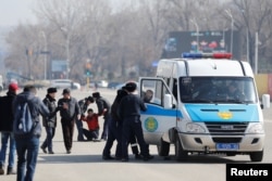 Задерживание протестующих во время митинга сторонников оппозиции. Алматы, 1 марта 2020 года