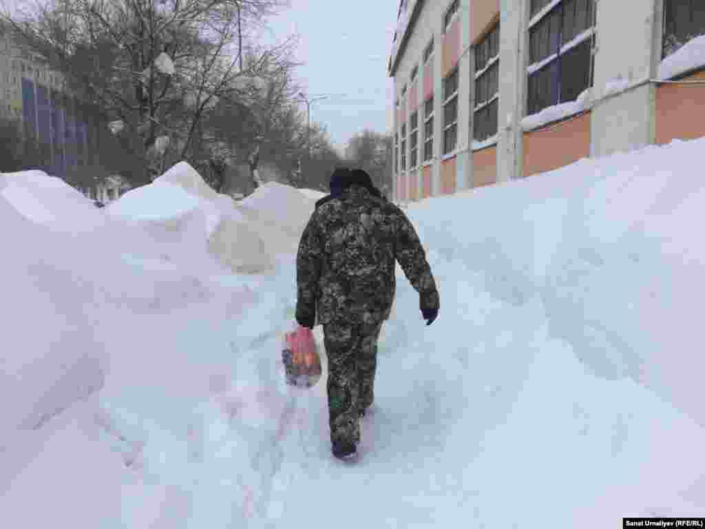 Пешеходный тротуар в районе крытого рынка &laquo;Артем&raquo;. Нур-Султан, 28 января 2020 года.