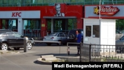 Одно из кафе международной сети KFC. Алматы, 20 сентября 2012 года.