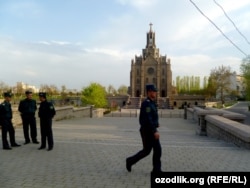 Полицейские проходят мимо Католической церкви в Ташкенте. Иллюстративное фото.