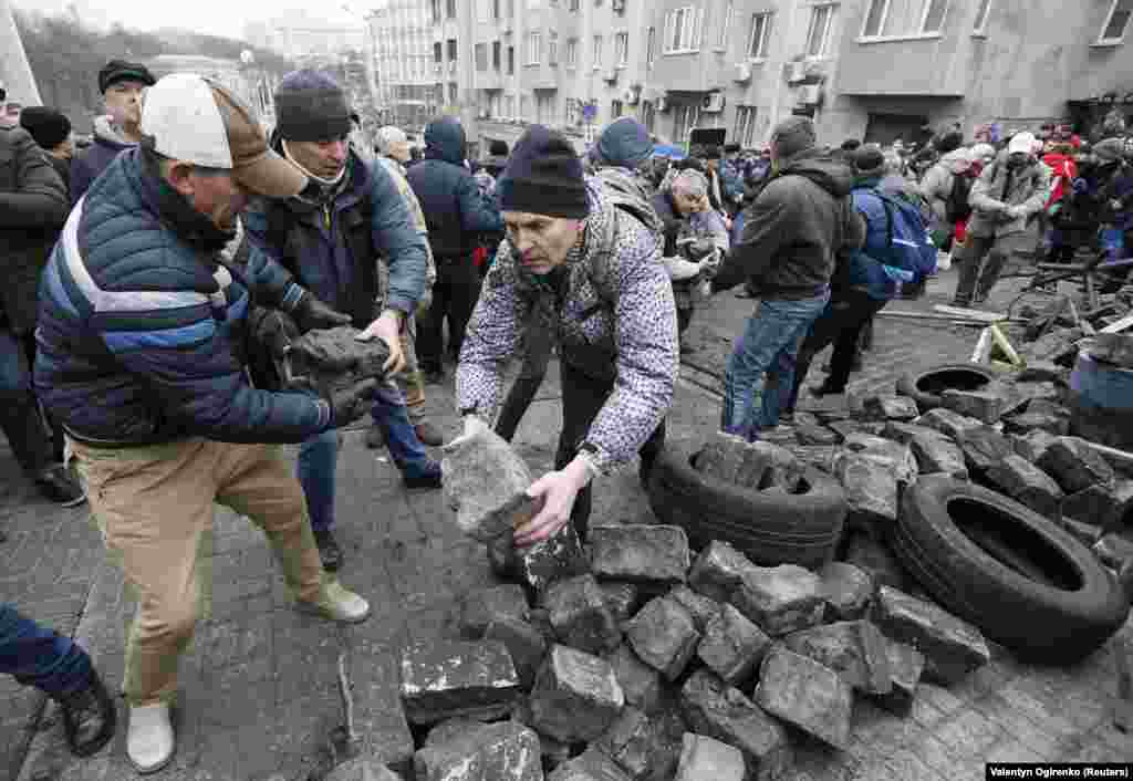 Сторонники Саакашвили складывают брусчатку, сопротивление нарастает.