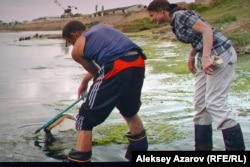 Гидрогеолог Ольга с родственником делают забор грунта водоема. Кадр из фильма «Завтра море» Катерины Суворовой.