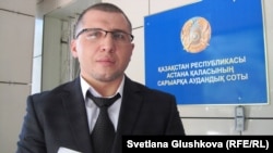 Адвокат Анатолий Утбанов, подавший иск к Национальному банку. Астана, 1 августа 2014 года. 