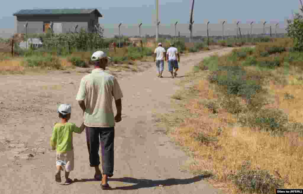 Родители не отпускают детей одних, опасаясь, что они, заигравшись, окажутся у колючей проволоки, натянутой вдоль границы. &nbsp;&nbsp;&nbsp;