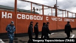 Надзиратель и осуждённые колонии строгого режима. Иллюстративное фото