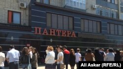 На траурном митинге у оружейного магазина «Пантера», на который было совершено 5 июня вооруженное нападение. Актобе, 9 июня 2016 года.