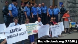 Акция в поддержку украинского языка перед зданием городского совета. Харьков, 20 августа 2012 года.