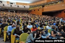 Зрители юбилейного концерта A’Studio во Дворце республики. Алматы, 9 октября 2012 года.