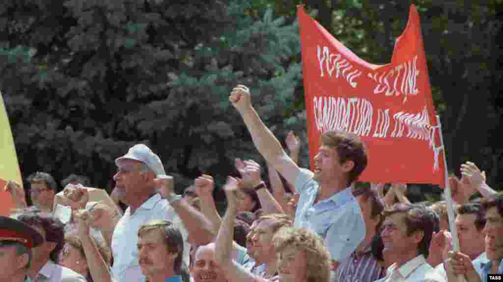 Митинг, организованный Народным фронтом Молдовы. Кишинев, июнь 1989 года.&nbsp;Митингующие требовали политической и экономической самостоятельности республики, признания официальным молдавского языка на основе латиницы