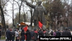 Сторонники Коммунистической партии у памятника Ленину. Алматы, 7 ноября 2014 года.