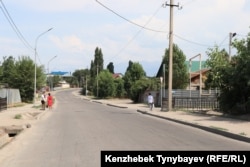 В этом месте 15 лет назад случились трагические Шаныракские события. Сейчас улица асфальтирована, вдоль дороги расположились дома, многие из которых легализовали после массового протеста в июле 2006 года. Микрорайон Шанырак, Алатауский район, Алматы, 7 июля 2021 года