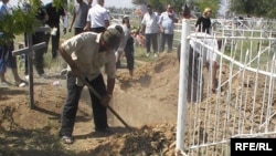 Похороны Ивана Назарова, одного из водителей, задержанных узбекскими погранслужбами в феврале этого года. Алга, 13 июля 2009 года.