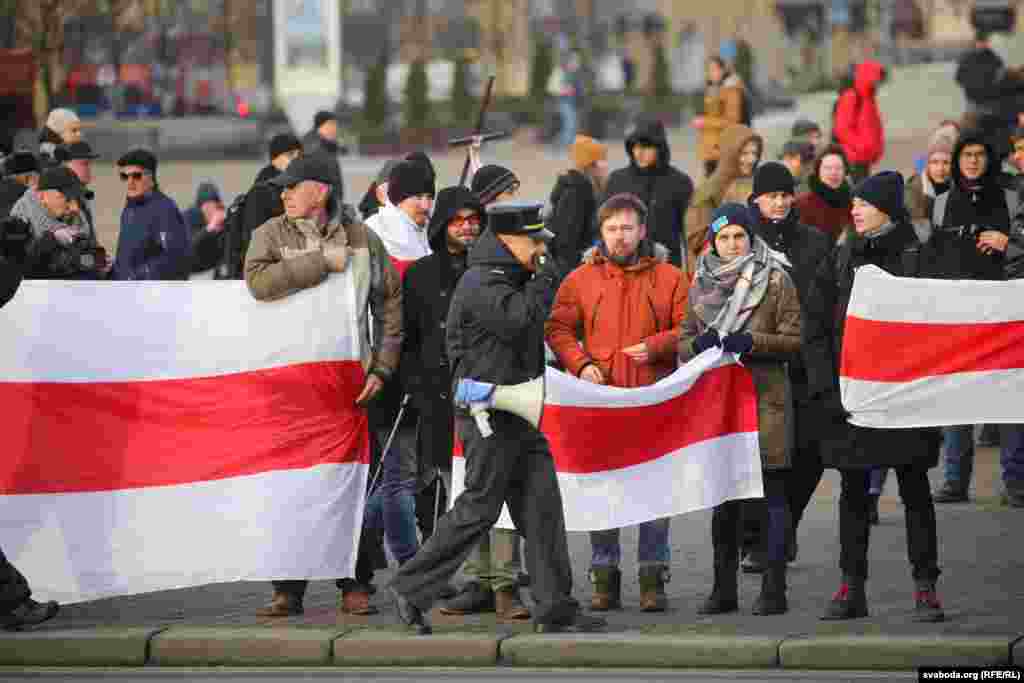 Протесты вызвали планы по &laquo;углублению интеграции&raquo;, обсуждение единого налогового кодекса двух стран, а также закрытый характер переговоров.&nbsp;