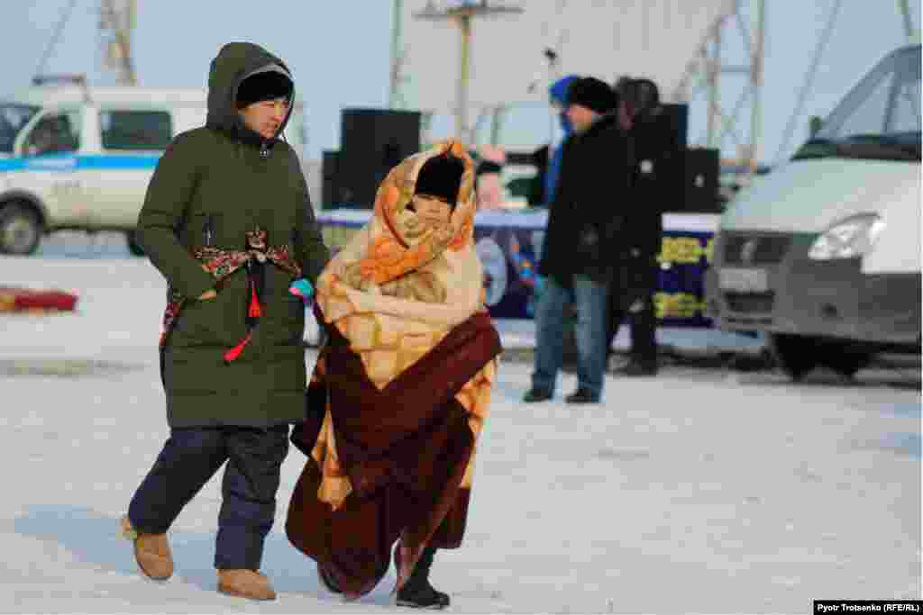 Февральская погода удивляла контрастами: в первый день соревнований было солнечно и морозно &ndash; минус 23, зато на второй день ощутимо потеплело, но поднялся ветер и повалил снег.