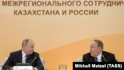 Президент Казахстана Нурсултан Назарбаев (справа) и президент России Владимир Путин на форуме межрегионального сотрудничества в Петропавловске. 8 ноября 2018 года.