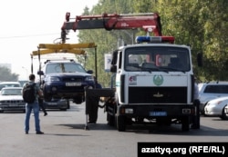 Дорожная полиция эвакуирует автомобиль. Алматы.