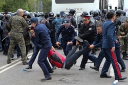 Задержания граждан во время митинга. Нур-Султан, 9 июня 2019 года.