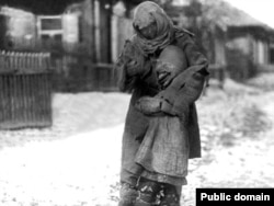 Женщина и ребёнок во время Ашаршылык в Казахстане. Фото начала 1930-х годов