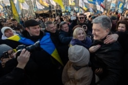 Петр Порошенко общается с демонстрантами во время митинга 8 декабря на Крещатике в центре Киева.