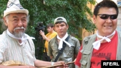 Художник Канат Ибрагимов (справа). Алматы, 24 июня 2009 года.