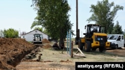 Рабочие проводят питьевую воду в селе Радовка. Акмолинская область, 6 августа 2021 года