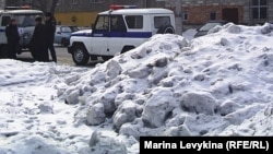 Полицейские наблюдают за акцией протеста в поддержку заключенных активисток Натальи Соколовой и Айжангуль Амировой. Семей, 7 марта 2012 года.