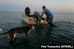 Братья Сержан и Нуржан собираются выходить в море на утреннюю рыбалку. Кызылординская область, 4 июля 2024 года