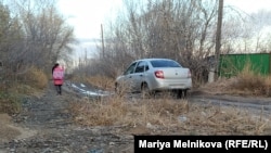 Школьница идет по дороге в дачном сообществе «Колос» неподалеку от Уральска. Западно-Казахстанская область, 14 октября 2019 года.