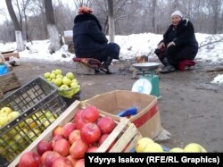 Женщины продают яблоки у дороги. Ош, 9 декабря 2014 года.