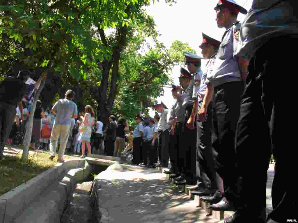 Полиция наблюдает за участниками акции протеста. - Полицейские выстроились вдоль дороги и наблюдают за участниками акции протеста в защиту свободы слова. Алматы, 24 июня 2009 года.