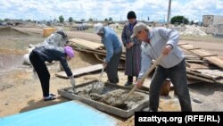 Люди строят дома в селе Курайлы под Актобе, где пострадавшим от паводков выделили земельные участки. Актюбинская область, 4 июня 2017 года.