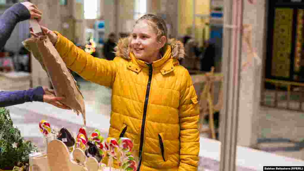 В предпраздничные дни у жителей и гостей Алматы есть возможность посетить ярмарку и приобрести подарки для своих родных и близких.