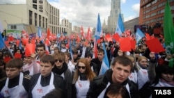 Активисты движения "Наши" во время акции протеста в Москве. 17 апреля 2011 года.