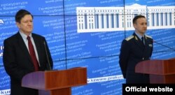 Посол США в Казахстане Джон Ордуэй и представитель Генеральной прокуратуры Казахстана. Астана, декабрь 2013 года