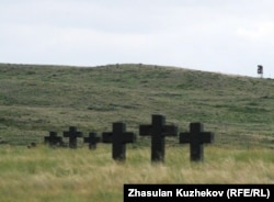 Захоронения в степи близ Спасского кладбища военнопленных и репрессированных. Карагандинская область, 31 мая 2011 года.