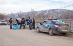 Полицейский пост на въезде в село Каракемер. Жамбылская область, 26 февраля 2020 года.