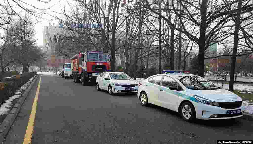 Полицейский автомобиль и противопожарная техника, стоящие в верхней части улицы Желтоксан. Алматы, 16 декабря 2018 года.&nbsp;