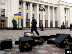 Муляжи ящиков с отходами ядерного топлива, брошенные протестующими у здания украинского парламента. Киев, 17 декабря 2009 года.