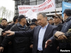 Свергнутый президент Кыргызстана Курманбек Бакиев выступает перед своими сторонниками. Ош, 15 апреля 2010 года.