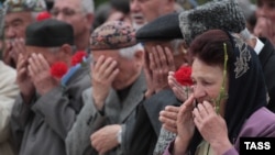 Крымские татары на церемонии вблизи мечети по случаю 70-летия депортации крымских татар при Сталине. Симферополь, 18 мая 2014 года. 