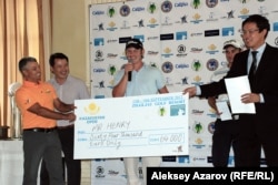 Победителю Kazakhstan Open Скотту Генри вручают приз. Алматы, 16 сентября 2012 года.