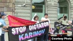 Активисты проводят в Стокгольме акцию протеста в день шестой годовщины Андижанских событий.