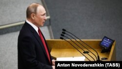 Президент России Владимир Путин выступает на пленарном заседании Государственной думы РФ.