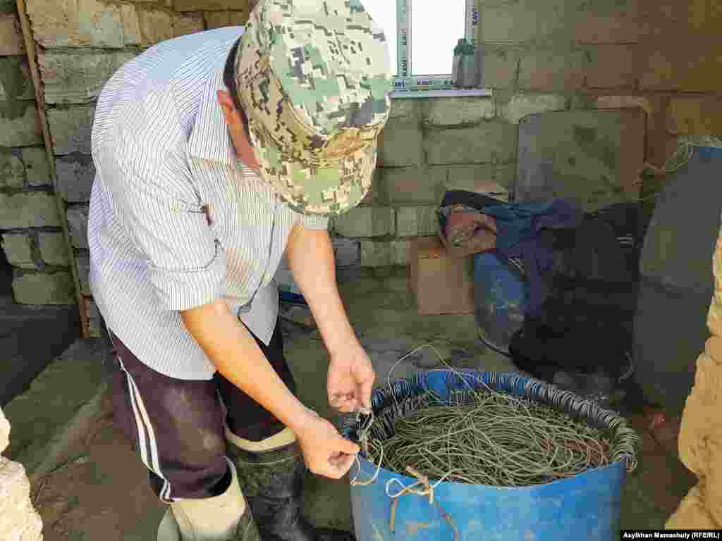 Рыбак села Боген на побережье Малого Арала за работой.&nbsp; &nbsp;