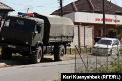 Военная машина на месте происшествия, где были убиты подозреваемые в терроризме. Поселок Баганашыл Карасайского района Алматинской области, 17 августа 2012 года.