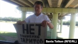 Талгат Аян проводит акцию против повышения тарифов на коммунальные услуги. Атырау, 12 июля 2015 года.