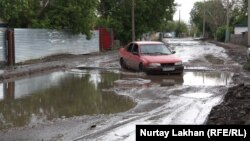 Дорога в поселке Ондирис близ Астаны. Июль 2013 года.